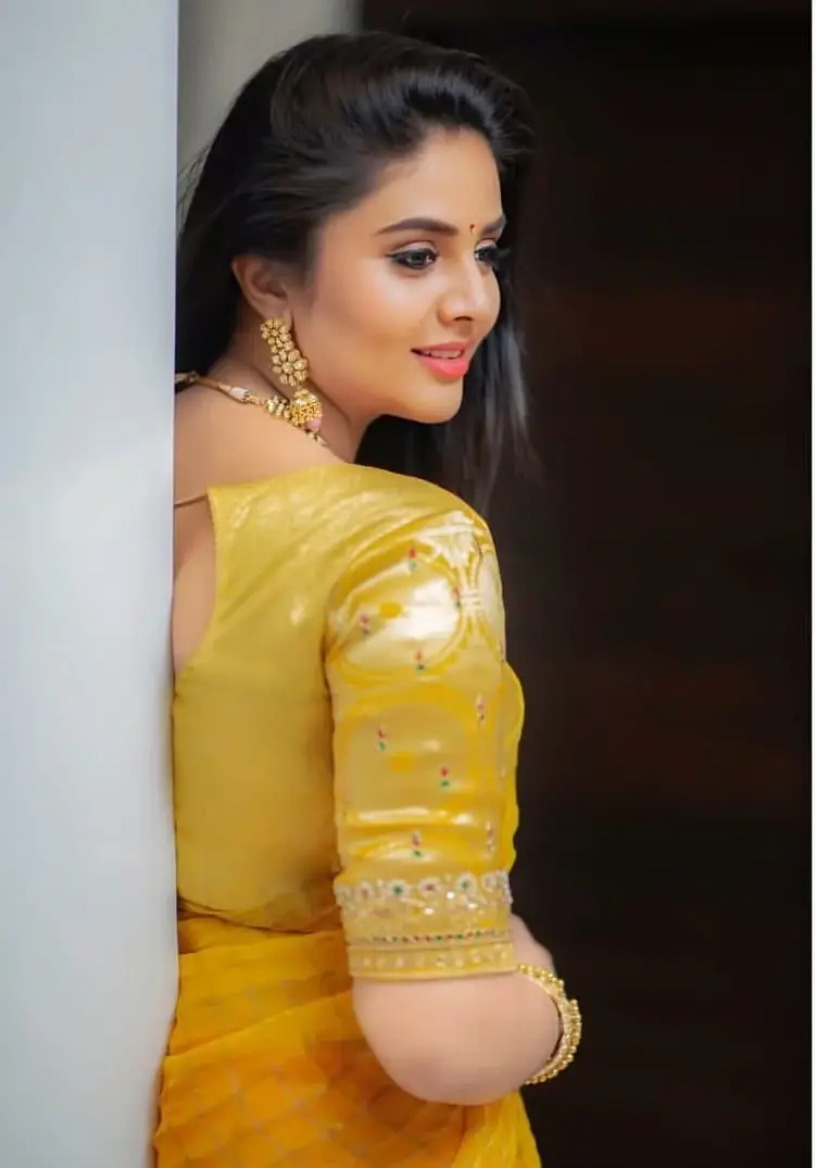 SOUTH INDIAN TV ACTRESS SREEMUKHI IN TRADITIONAL YELLOW LEHENGA CHOLI 5